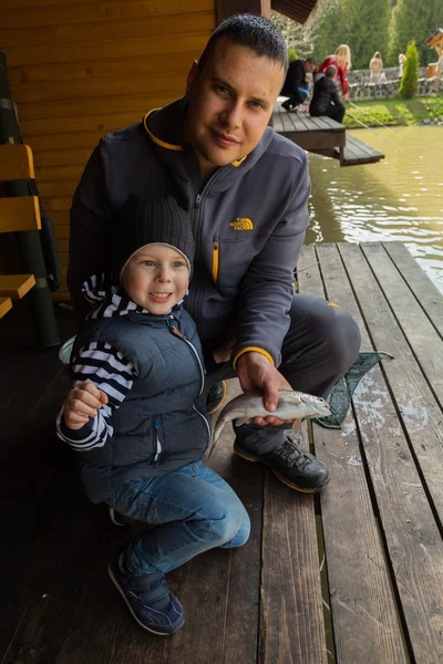 Padre e hijo de pesca —  Fotos de Stock