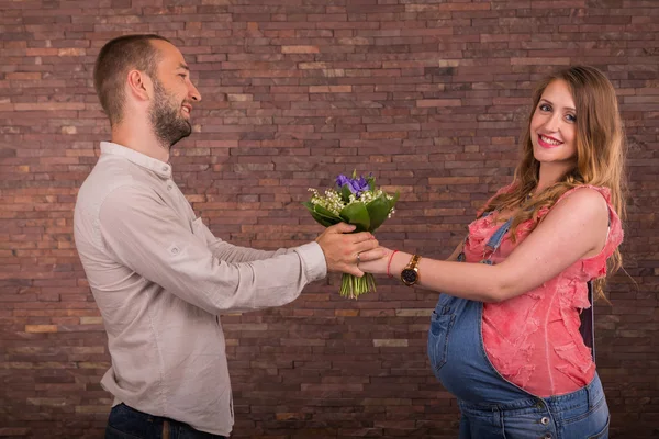 Marido e esposa com flores no estúdio — Fotografia de Stock