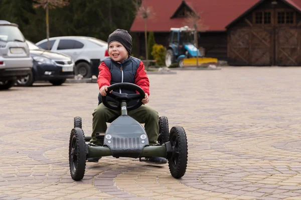 Niño en coche de juguete — Foto de Stock
