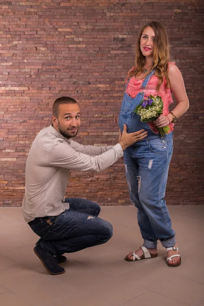 Marido e esposa com flores no estúdio — Fotografia de Stock