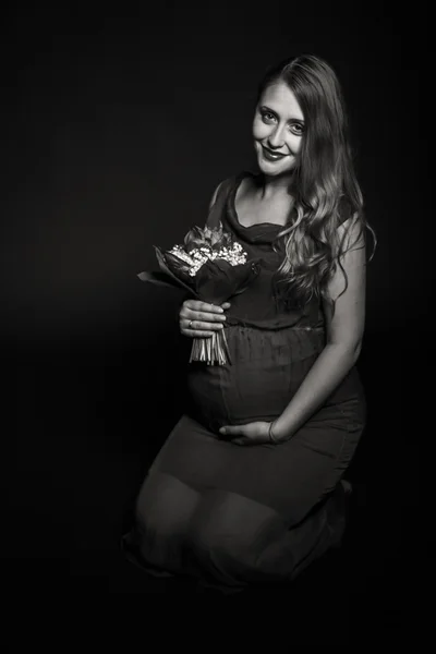 Zwangere vrouw met bloemen — Stockfoto
