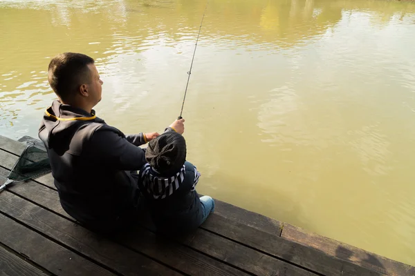 Padre e hijo de pesca —  Fotos de Stock