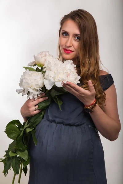 Mulher grávida bonita com flores — Fotografia de Stock