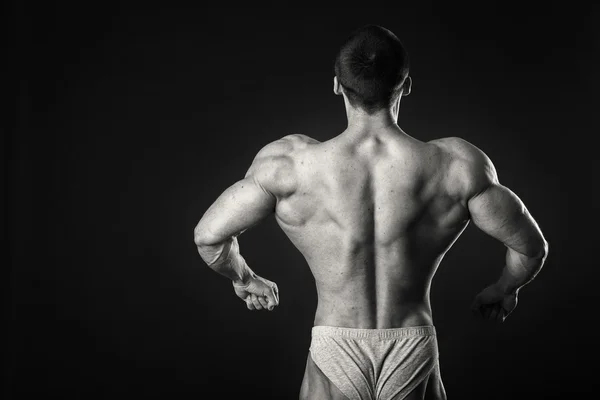 Человек показывает мышцы — стоковое фото