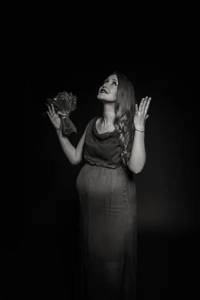꽃과 함께 아름 다운 임신한 여자 — 스톡 사진