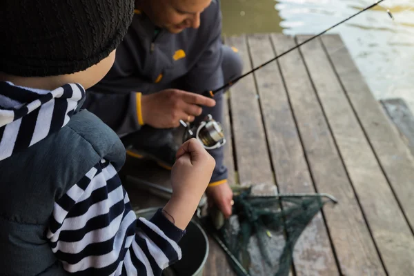 Padre e hijo de pesca —  Fotos de Stock