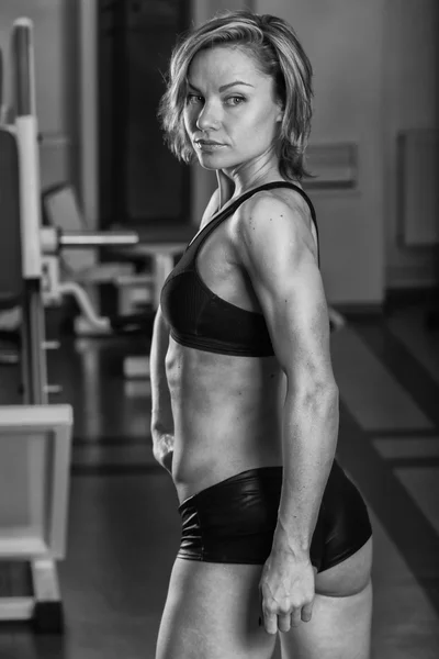 Bodybuilder woman shows her muscles — Stock Photo, Image