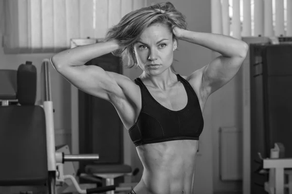 Bodybuilder kvinna visar sin muskler — Stockfoto