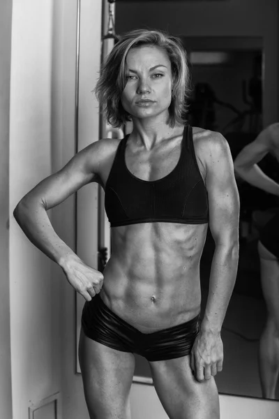健美运动员女人展示她的肌肉 — 图库照片