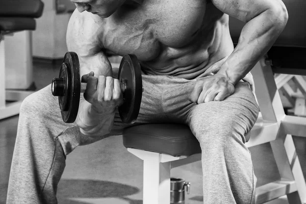 Hombre haciendo ejercicio con mancuerna — Foto de Stock