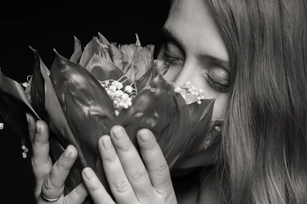 Těhotná žena s květinami — Stock fotografie