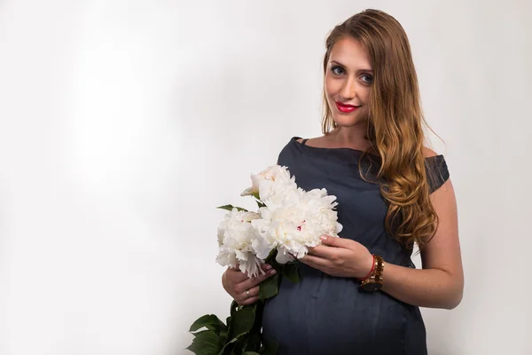 妊娠中の花を持つ女性 — ストック写真