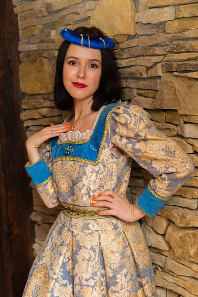 중세 드레스에서 아름 다운 여자 — 스톡 사진