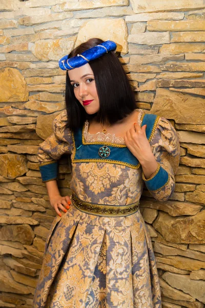 中世のドレスを着た美しい女性 — ストック写真