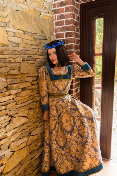 Una mujer hermosa en vestido medieval —  Fotos de Stock