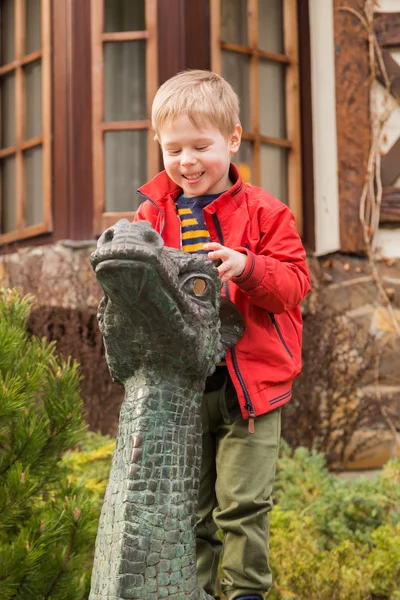 附近的一条巨龙雕像的小男孩 — 图库照片