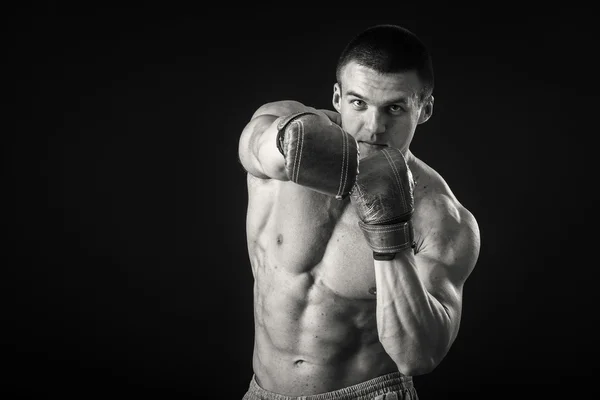 Atletische man in bokshandschoenen — Stockfoto