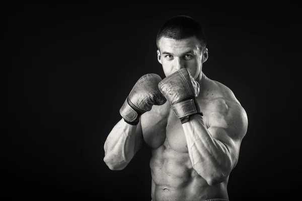 Atletische man in bokshandschoenen — Stockfoto