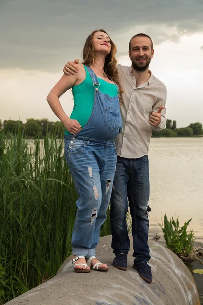 Bela família esperando pelo bebê juntos — Fotografia de Stock