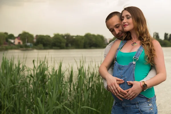 Bela família esperando pelo bebê juntos — Fotografia de Stock