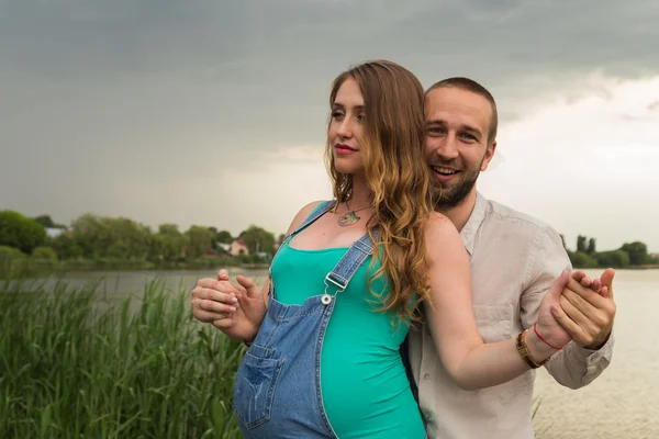 Bella famiglia in attesa di bambino insieme — Foto Stock