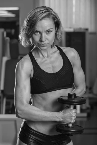 Kvinna gör övningar i gym. — Stockfoto