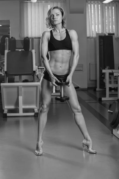Frau macht Übungen im Fitnessstudio. — Stockfoto