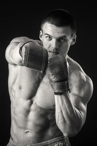 Lekkoatletycznego mężczyzna w Rękawice bokserskie — Zdjęcie stockowe