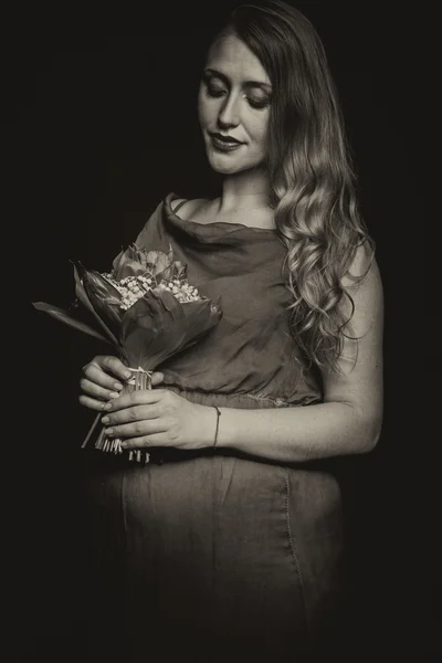 꽃의 bouqet와 임신한 여자 — 스톡 사진