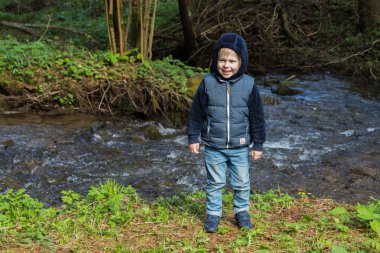 Küçük çocuk ormanda bir yürüyüş