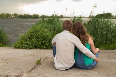 Güzel aile birlikte bebek için bekliyor