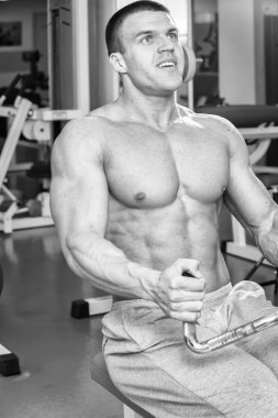 Simülatör egzersiz yapan erkek