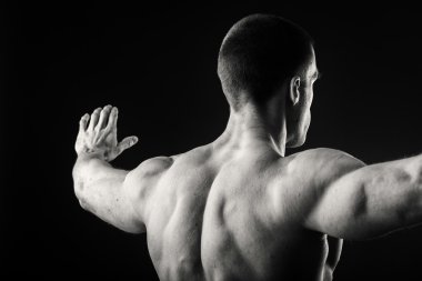 adam arka kasları gösterir