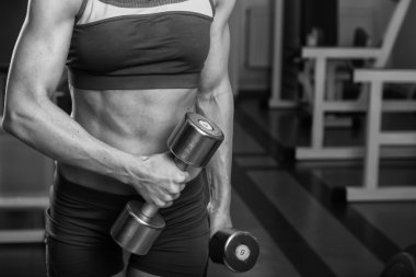 Kadın egzersiz yapıyor.