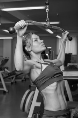 Kadın spor salonunda egzersiz yapıyor.