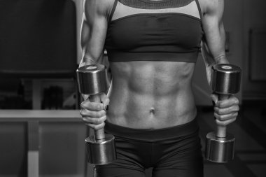 Kadın spor salonunda egzersiz yapıyor.