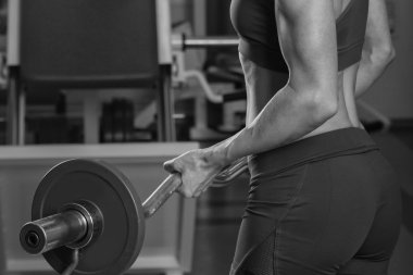 Kadın spor salonunda egzersiz yapıyor.