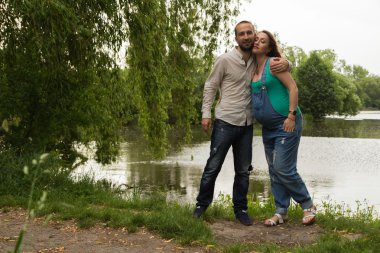 Güzel aile birlikte bebek için bekliyor