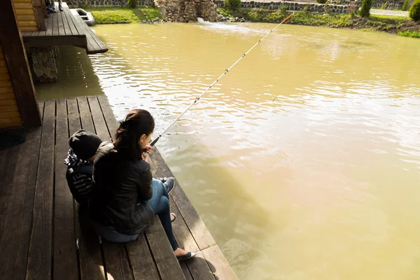 Mom and son fishing — Stock Photo, Image