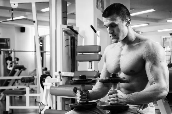 Hombre haciendo ejercicio con pesas —  Fotos de Stock