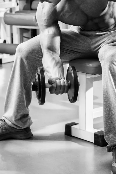 Hombre haciendo ejercicio con mancuerna —  Fotos de Stock