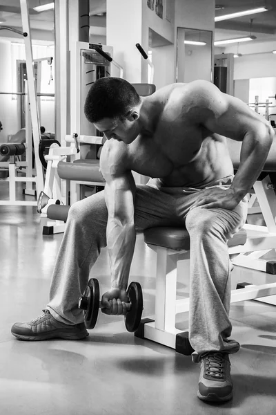 Hombre haciendo ejercicio con mancuerna — Foto de Stock