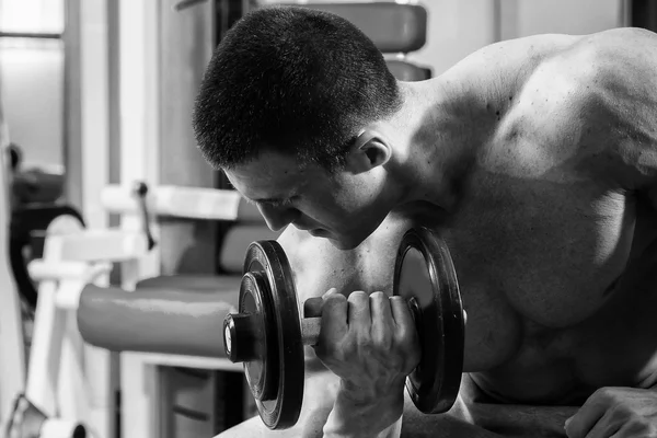 Man uitoefenen met dumbbell — Stockfoto