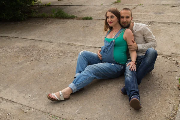 Bela família esperando pelo bebê juntos — Fotografia de Stock