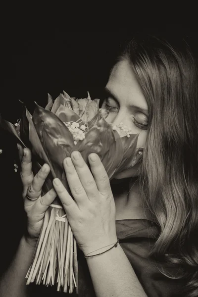 Zwangere vrouw met bloemen — Stockfoto