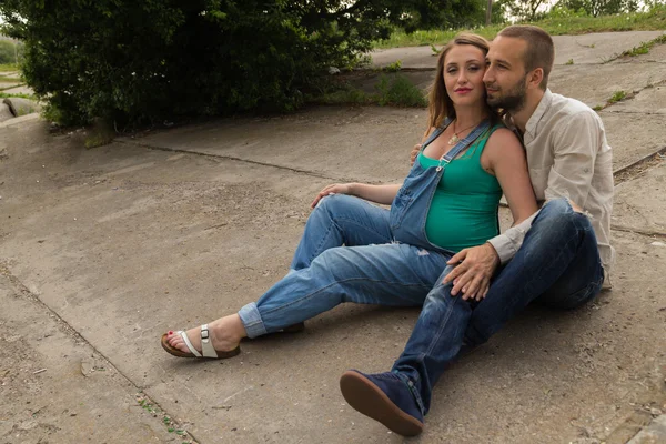 Hermosa familia esperando al bebé juntos — Foto de Stock