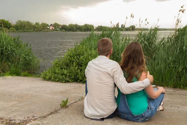 Hermosa familia esperando al bebé juntos — Foto de Stock