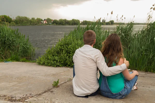 Hermosa familia esperando al bebé juntos — Foto de Stock