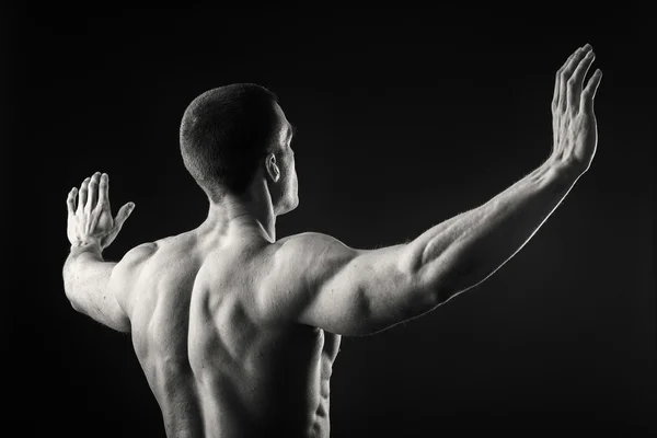 Achterkant van man toont spieren — Stockfoto