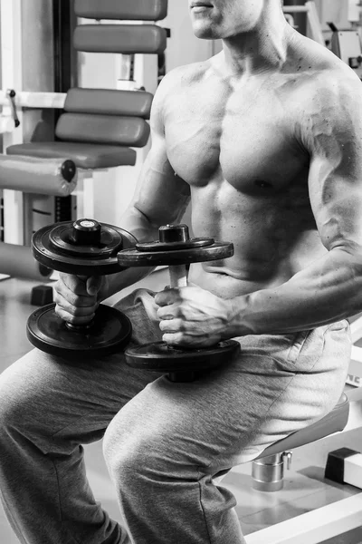 Homem fazendo exercício com halteres — Fotografia de Stock